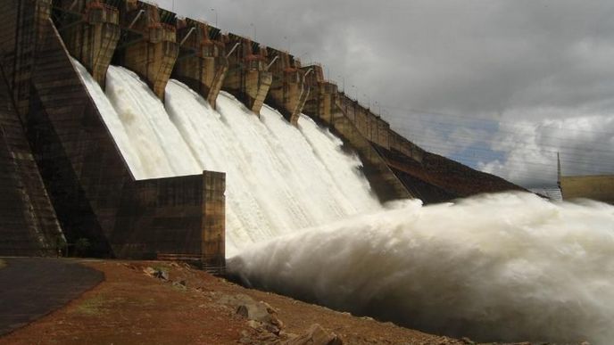 Hráz brazilské vodní nádrže Itumbiara s vodní elektrárnou
