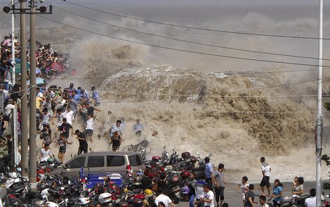 Rozbouřená řeka se přelila přes hráz a turistům šlo o život.