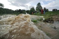 Strach na Pelhřimovsku: Praská hráz rybníka