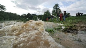 Strach na Pelhřimovsku: Praská hráz rybníka