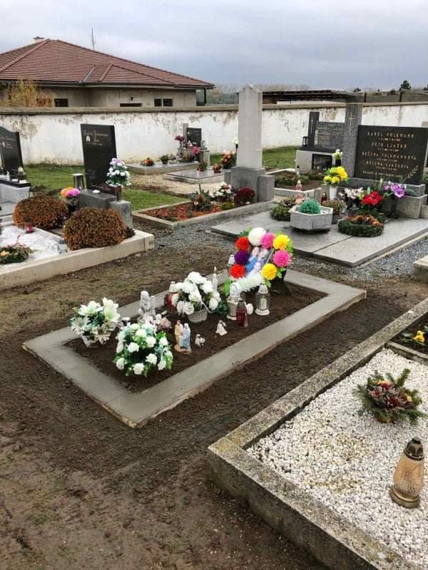 Na hřbitově konečně začalo vznikat důstojné místo, v němž jsou pochovány děti, které zemřely při požáru rodinného domu na Znojemsku.