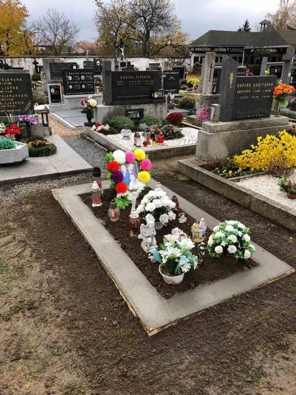 Na hřbitově konečně začalo vznikat důstojné místo, v němž jsou pochovány děti, které zemřely při požáru rodinného domu na Znojemsku.
