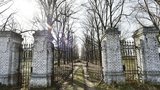 Tajuplný „hřbitov bláznů“ čeká revitalizace: Kaple obdrží rezavou trnovou korunu