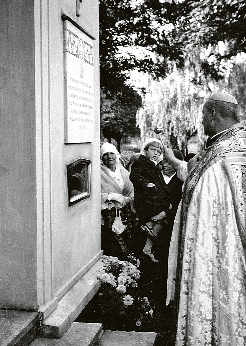 Kardinál Karel Kašpar světí kostel. Zavražděná