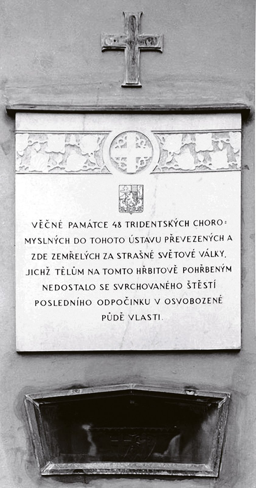 Léčebnu v italském Pergine Valsugana chtěli za první světové použít jako vojenskou nemocnici, asi pětistovku pacientů proto rozmístili různě po Rakousko- Uhersku. V Praze jich skončila stovka, 48 jich leží na hřbitově bláznů. Na zdejším kostele dokonce visela památeční deska. I z toho důvodu se o místo zajímají italští historici.