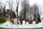 Hřbitovní zeď je celá počmáraná nacistickými symboly