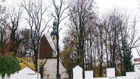 Hřbitovní zeď je celá počmáraná nacistickými symboly