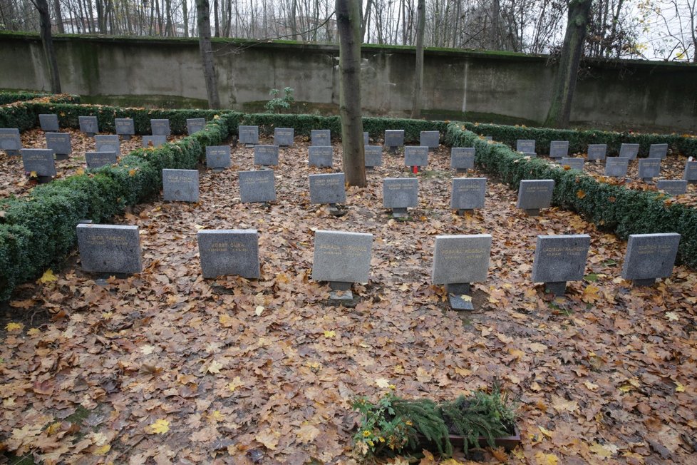 Hroby účastníků protikomunistického odboje na hřbitově v Ďáblicích.