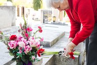 Péče o hrob: Jaké máte povinnosti a co zajistí hřbitov?