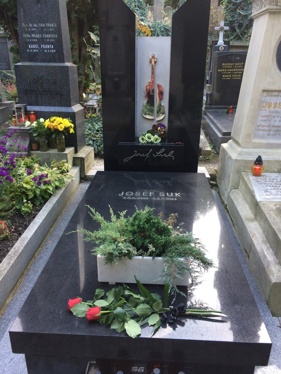 Hrob Josefa Suka působí s růžemi elegantně.