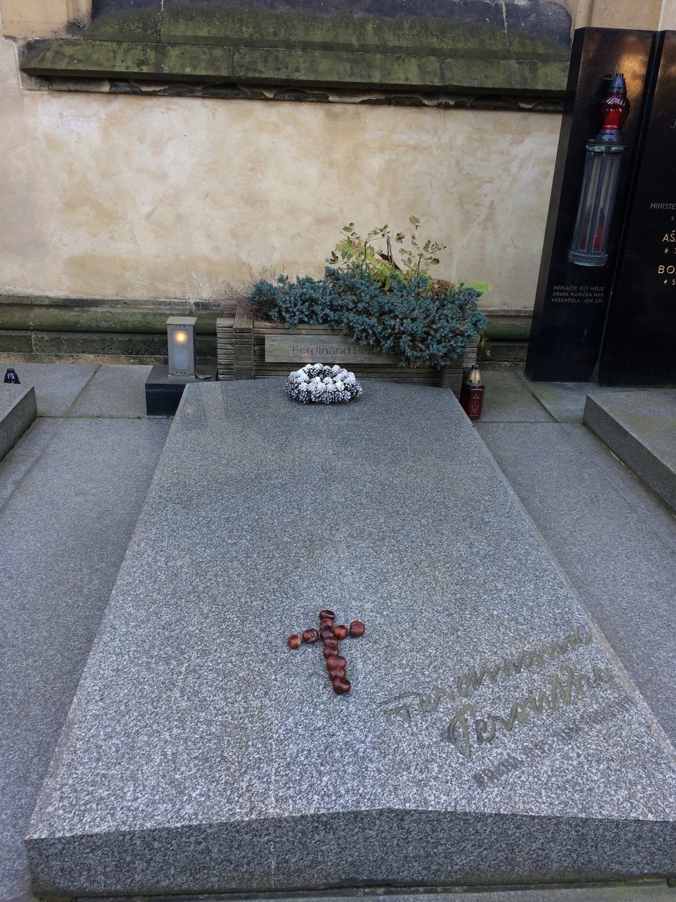 Pomník Ferdinanda Peroutky zdobí jednoduchý kříž z kaštanů.