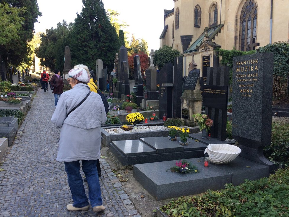 Lidé na hřbitově zavzpomínali i na méně známé umělce jako třeba na malíře Františka Muziku.