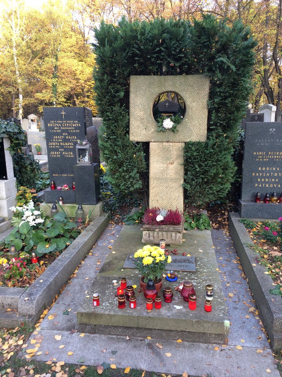 Svíčky lidé zapálili na hrobu herce Vladimíra Menšíka na Olšanských hřbitovech.