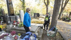 Strážníci posílili hlídky u hřbitovů.