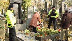 Strážníci posílili hlídky u hřbitovů.