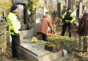 Strážníci posílili hlídky u hřbitovů.