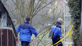 Vyšetřování francouzské policie na židovském hřbitově, který znesvětili vandalové.