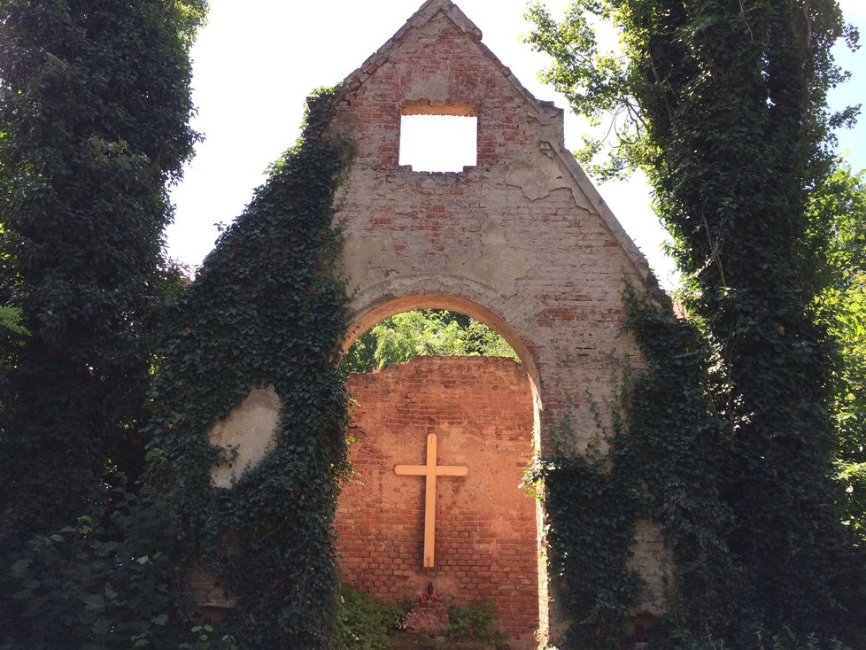 Ruiny někdejšího kostela připomínají někdejší podobu hřbitova.