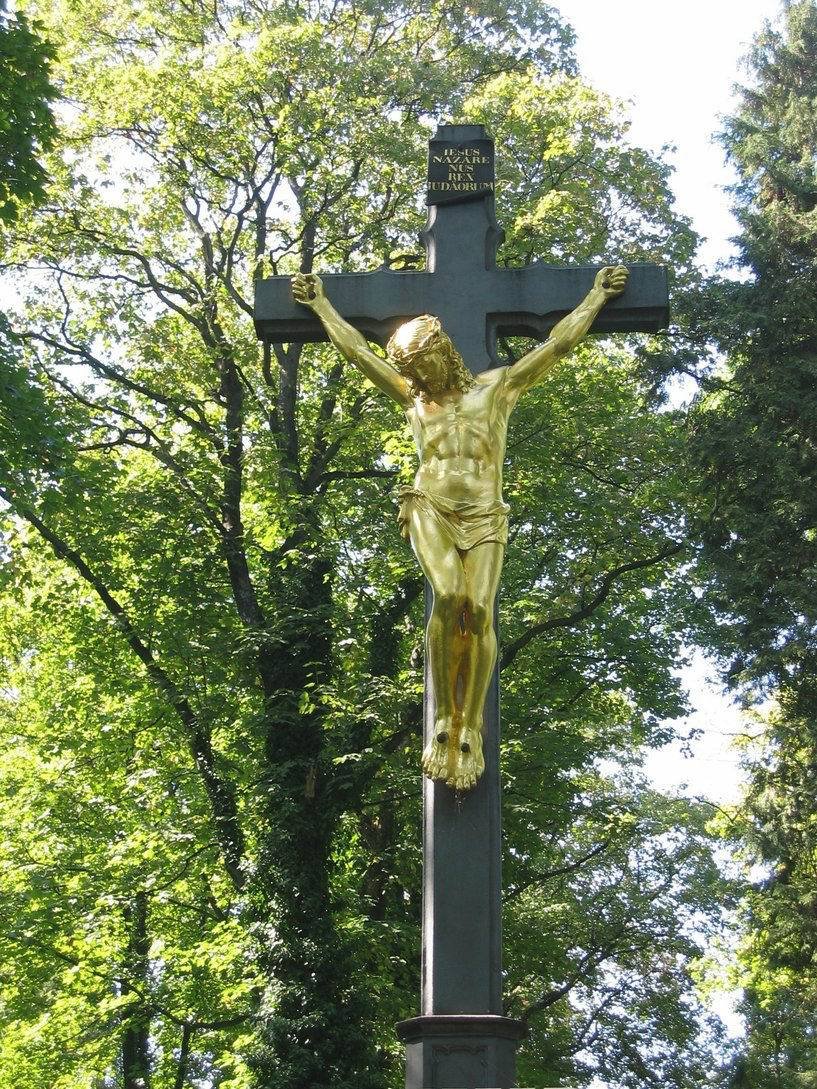 Centrální kříž na hřbitově u kostela Všech svatých na Roudné v Plzni.