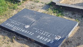 Poničené náhrobky leží na cestě