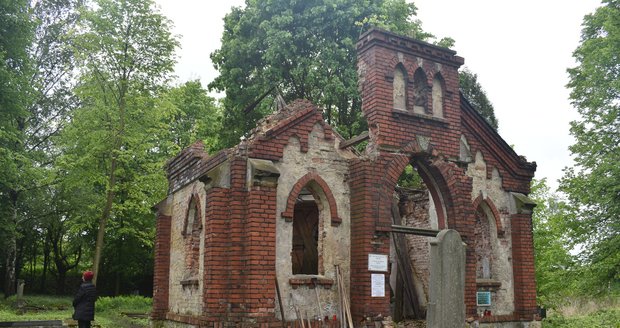 Hřbitovní kaple ještě stojí.