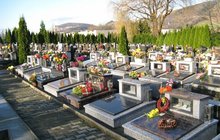 Hyenismus na hřbitově v Kopřivnici: Ukradli pamětní desky a urny
