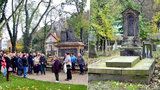Žádné věnce, jen pár hořících svíček: Malostranský hřbitov přilákal Pražany, za zesnulými ale nepřišli