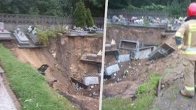 V polském městě Trzebinia na jihu země se propadlo podloží pod místním hřbitovem.
