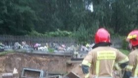 V polském městě Trzebinia na jihu země se propadlo podloží pod místním hřbitovem.