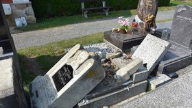 Takový vandalismus! Neznámý pachatel poničil na hřbitově v Plzni Bolevci asi dvacet hrobů.