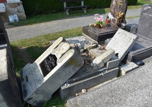 Takový vandalismus! Neznámý pachatel poničil na hřbitově v Plzni Bolevci asi dvacet hrobů.