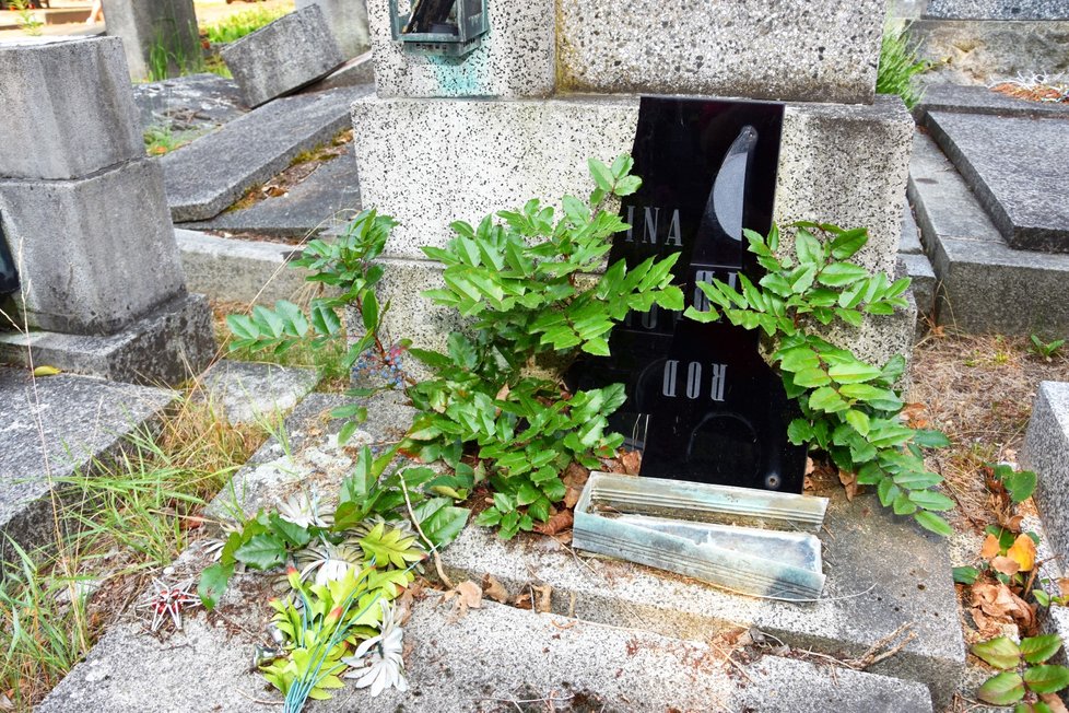 Takový vandalismus! Neznámý pachatel poničil na hřbitově v Plzni Bolevci asi dvacet hrobů.