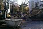 Nedělní vichřice způsobila škody i na některých pražských hřbitovech.