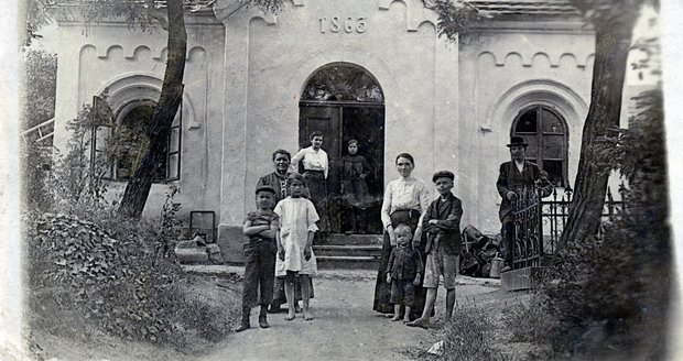 Nejstarší dochovaná fotografie hrobníkova domku pochází přibližně z počátku první světové války. Ve dveřích stojí Helena, vlevo její matka Kateřina. Ostatní jsou zřejmě příbuzní Kateřinina bratra.