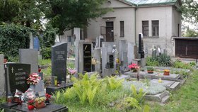 Dušičkové neštěstí: Žena se v Litoměřicích propadla do hrobu, vytáhli ji až hasiči. (Ilustrační foto)