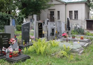 Dušičkové neštěstí: Žena se v Litoměřicích propadla do hrobu, vytáhli ji až hasiči. (Ilustrační foto)