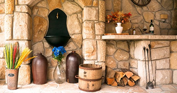 Labský pískovec s vysokým podílem křemíku je pro svou houževnatost nejlepším materiálem pro stavbu kamenných venkovních kuchyní.