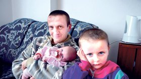 Martin Loch s měsíční dcerou Maruškou a synem Martinem (3)