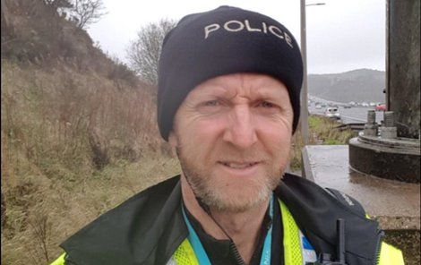 Britský policista Martin Willis držel 15 minut dodávku holýma rukama.