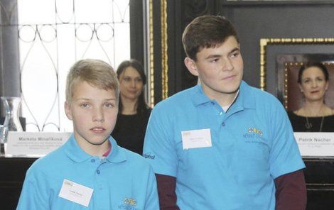 Lukáš Paulus a Libor Ortbauer přebrali ceny od partnerů projektu a šek na 10 tisíc korun pro svou školu.