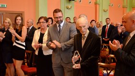 Petr Beck oslaví v příštích dnech devadesát let. Zastupitelé Bruntálu mu udělili čestné občanství města. Převzal jej z rukou starosty Petra Ryse.