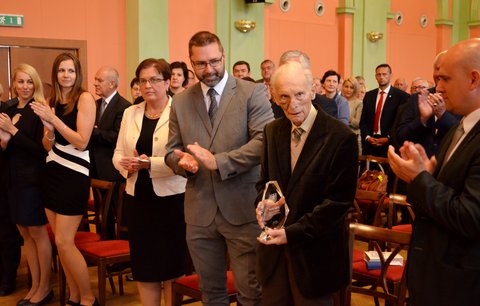 Hrdina Petr Beck (89) čestným občanem Bruntálu: V Osvětimi přišel o 33 členů rodiny 