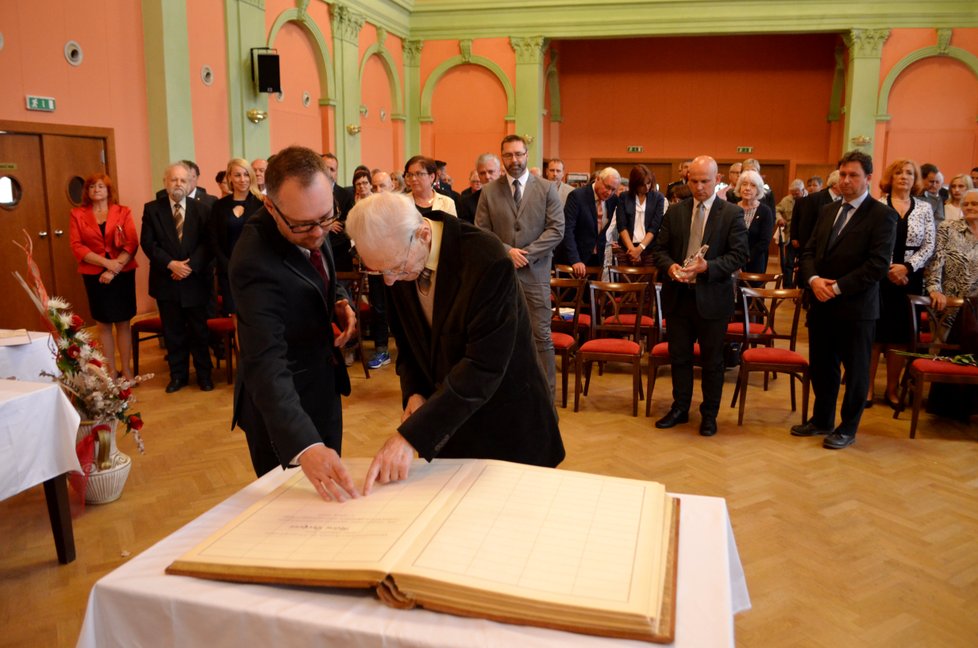 Zastupitelé Bruntálu udělili Petru Beckovi k 90. narozeninám čestné občanství města. Převzal jej z rukou starosty Petra Ryse.