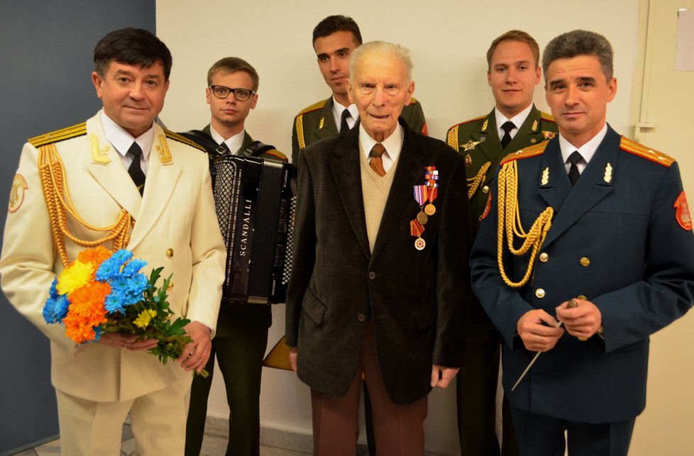 Petru Beckovi vzdal hold ruský národní umělec Vadim Ananěv přezdívaný Mistr Kalinka (v bílém) i samotný šéf Alexandrovců Genadij Sačeňuk (vpravo).