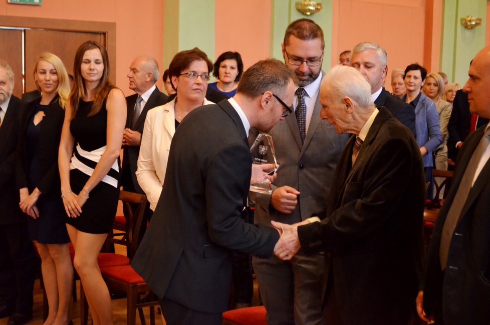 Zastupitelé Bruntálu udělili Petru Beckovi k 90. narozeninám čestné občanství města. Převzal jej z rukou starosty Petra Ryse.