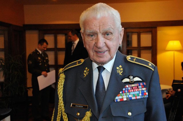 Povýšení na generálporučíka prezidentem Milošem Zemanem.