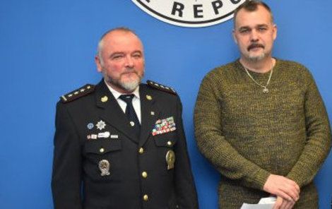Šéf krajské dopravní policie Jiří Ušák mu děkuje.