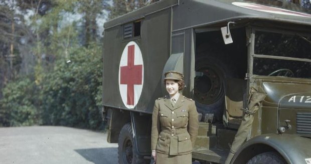 Mladá Alžběta v uniformě.