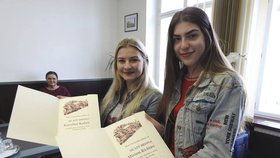 Karolína Kalužová (16, vlevo) a Miriam Richtárová (15) s oceněním. Jednou by rády pracovaly u záchranky.