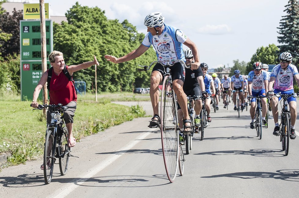 Josef (60) objel na vysokém kole sedmkrát celou zeměkouli, nyní pomáhá onkologicky nemocným dětem.